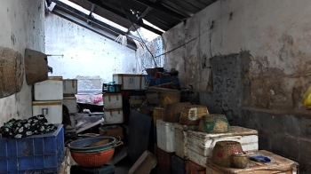 Crumbling walls, rusty grills, vanishing vendors:   Tragedy of once bustling Baina fish market